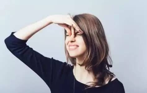 what??？“香”艷的美女成了辦公室污染源，甲醛治理非常必要！
