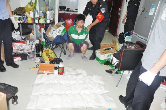 廚房水管破裂傳出刺鼻性氣味，原以為是鄰居家甲醛超標(biāo)，沒想到是“絕命毒師”