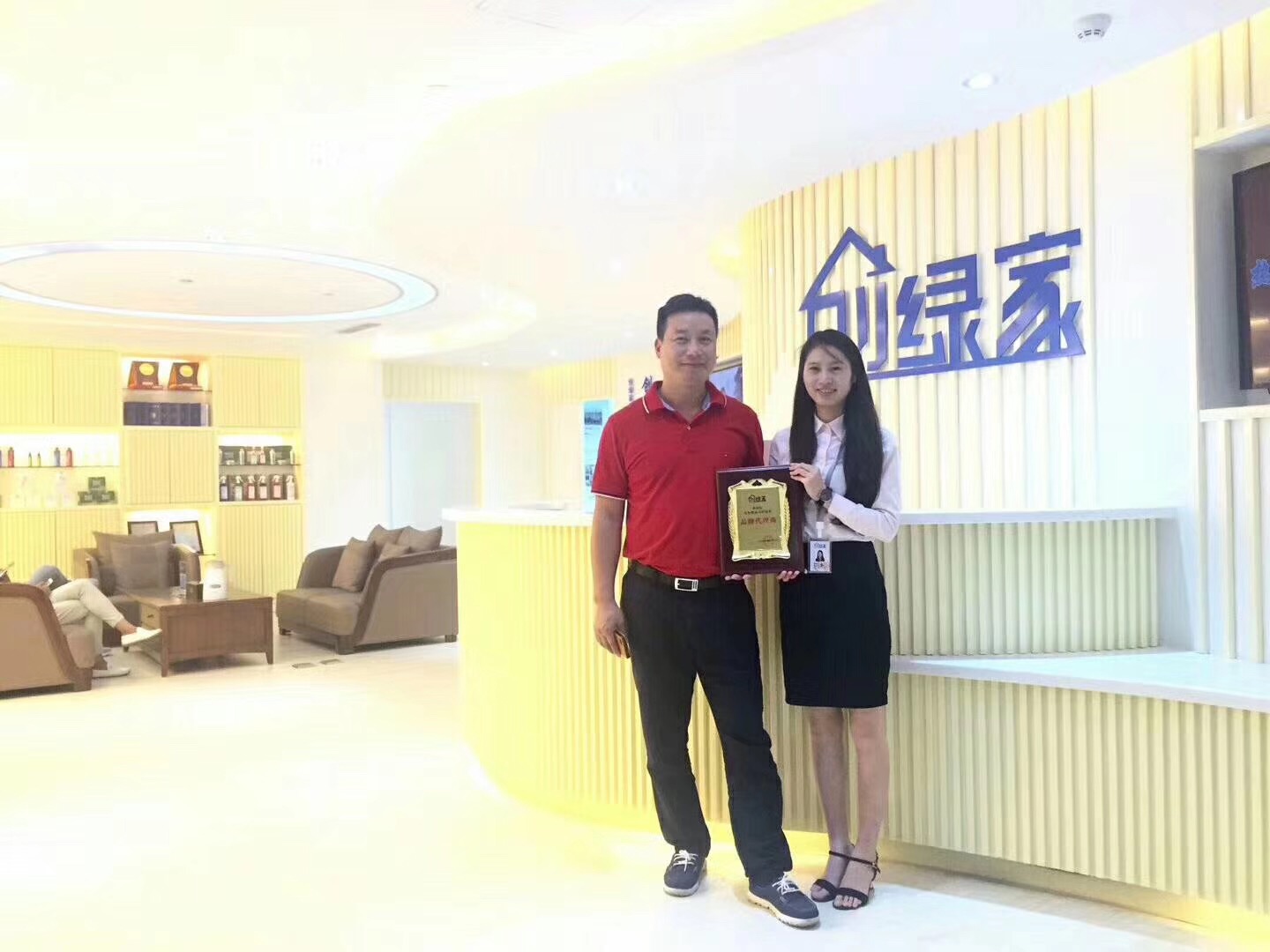 熱烈祝賀余總簽約創(chuàng)綠家海南省市級(jí)代理！