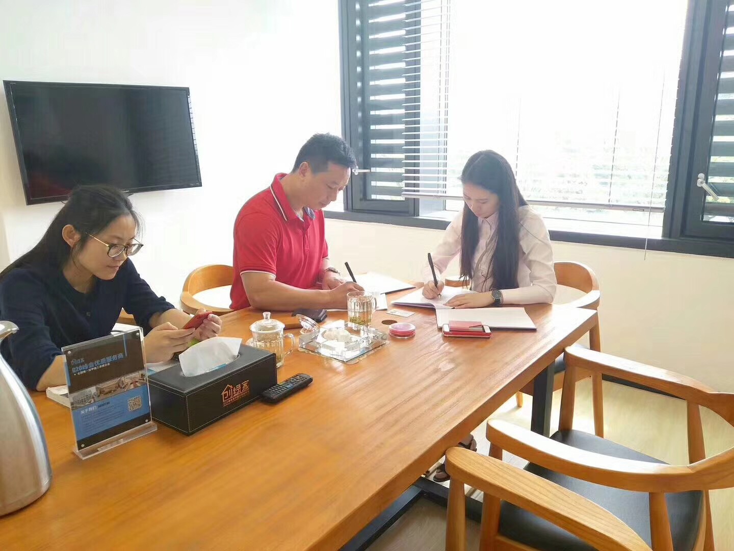 熱烈祝賀余總簽約創(chuàng)綠家海南省市級(jí)代理！