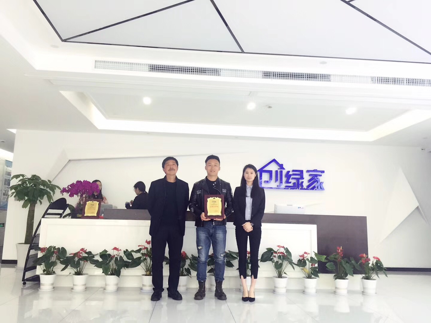 熱烈祝賀張總父子簽約創(chuàng)綠家江蘇省市級代理！