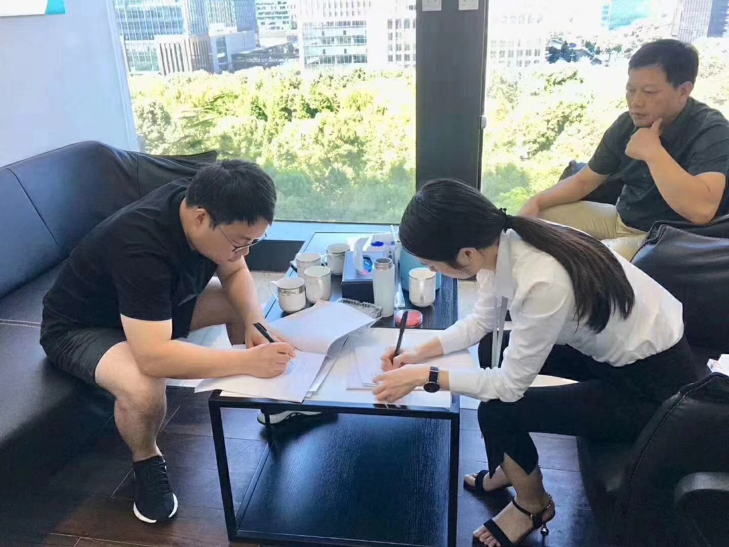 熱烈祝賀王總一家簽約創(chuàng)綠家江蘇省縣級(jí)市代理！
