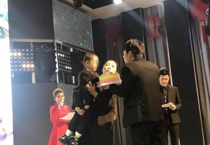 4歲男孩和媽媽辦“婚禮”，真相令人淚崩！