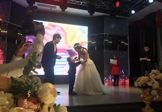 4歲男孩和媽媽辦“婚禮”，真相令人淚崩！