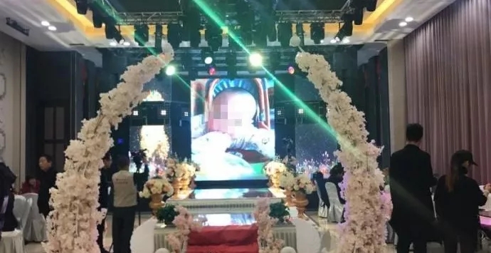4歲男孩和媽媽辦“婚禮”，真相令人淚崩！