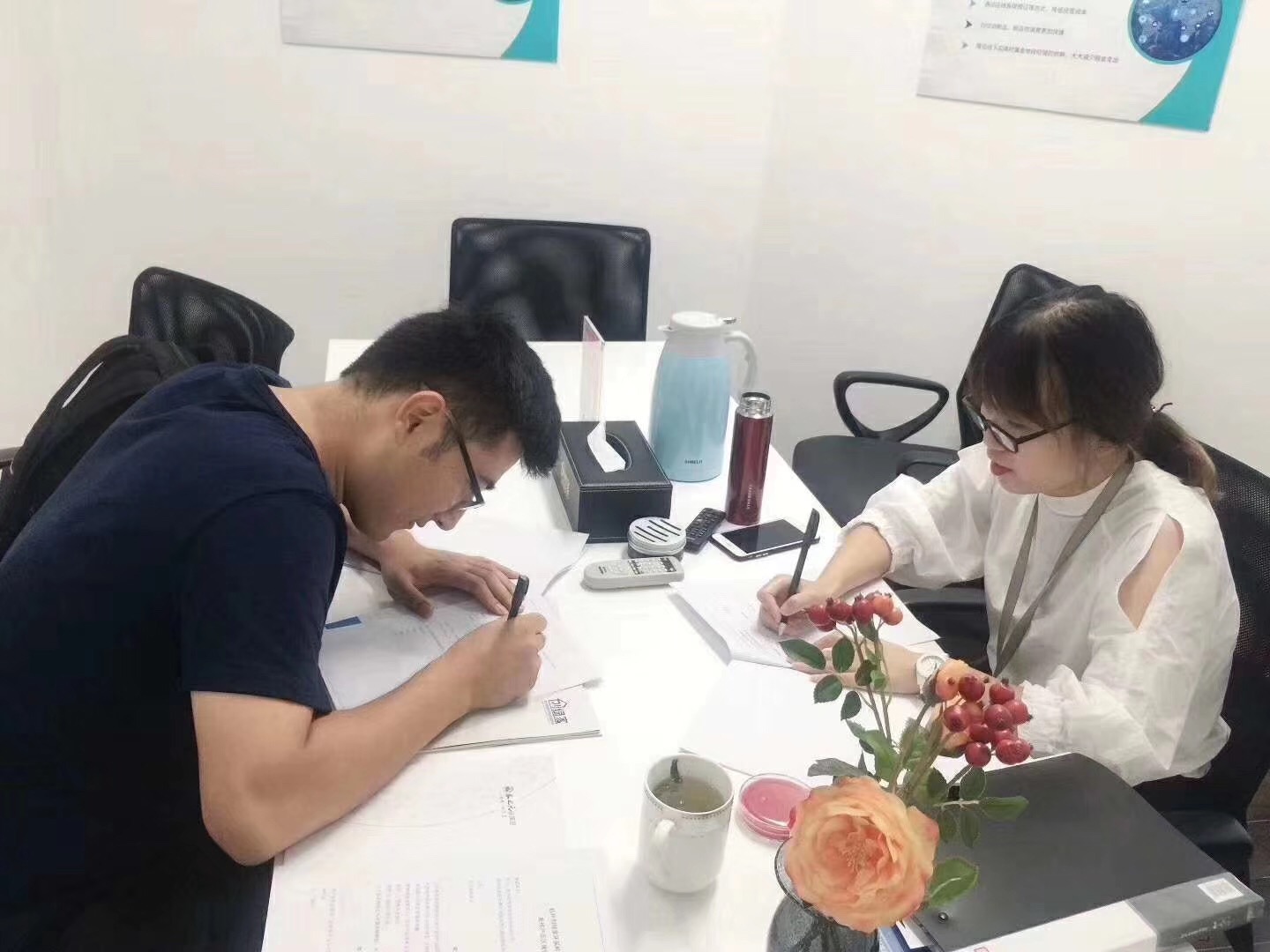 熱烈祝賀何總簽約創(chuàng)綠家塔城市縣級代理！