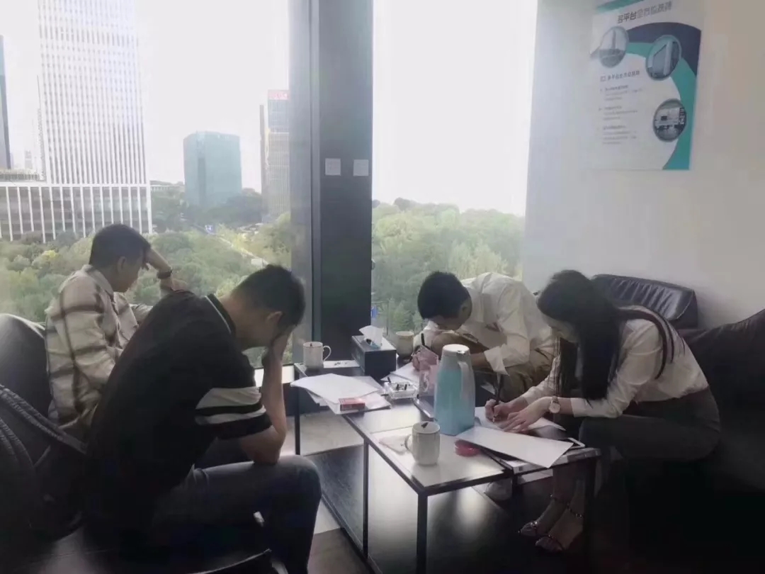 熱烈祝賀馮總、李總、龔總簽約創(chuàng)綠家清遠市區(qū)級代理！