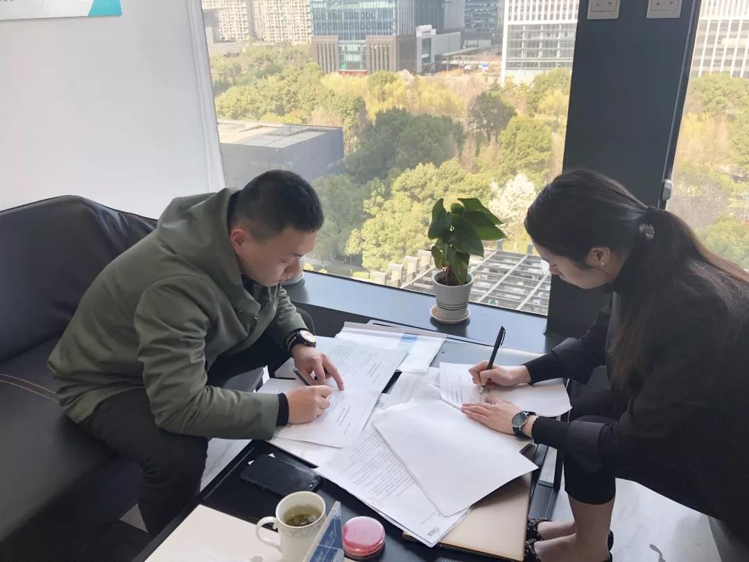 彭總之前是在國企上班，現在選擇自己創(chuàng)業(yè)，自己做過多方面的了解，千里迢迢來考察，注重公司實力、扶持力度和產品效果，對這個行業(yè)也是非常有信心，在我們除醛技術交流峰會現場果斷簽約！