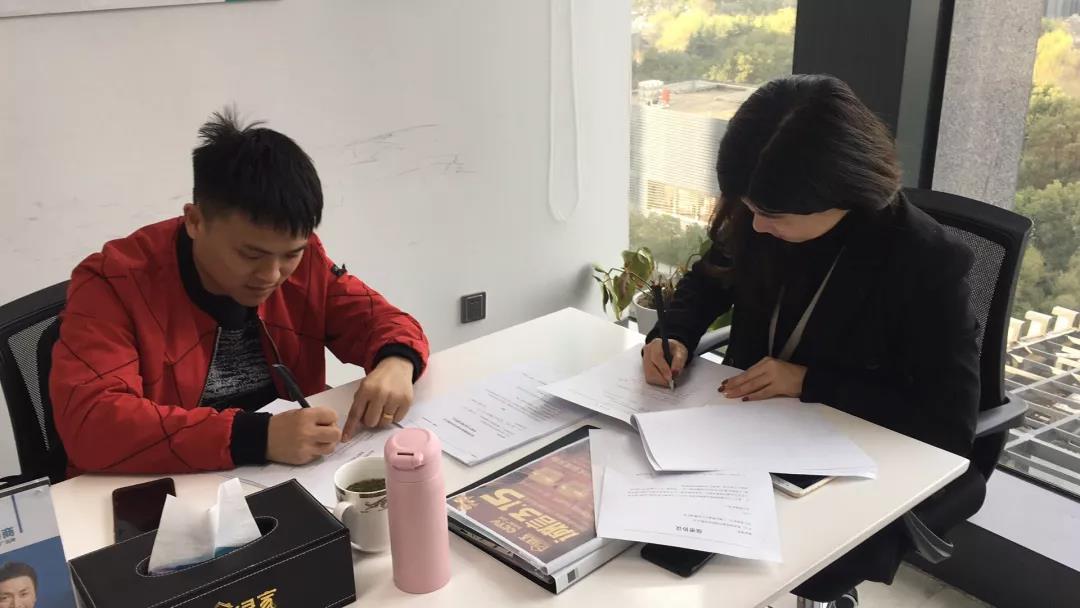 熱烈祝賀鄧總、郭總簽約創(chuàng)綠家江西省某市縣級(jí)代理！
