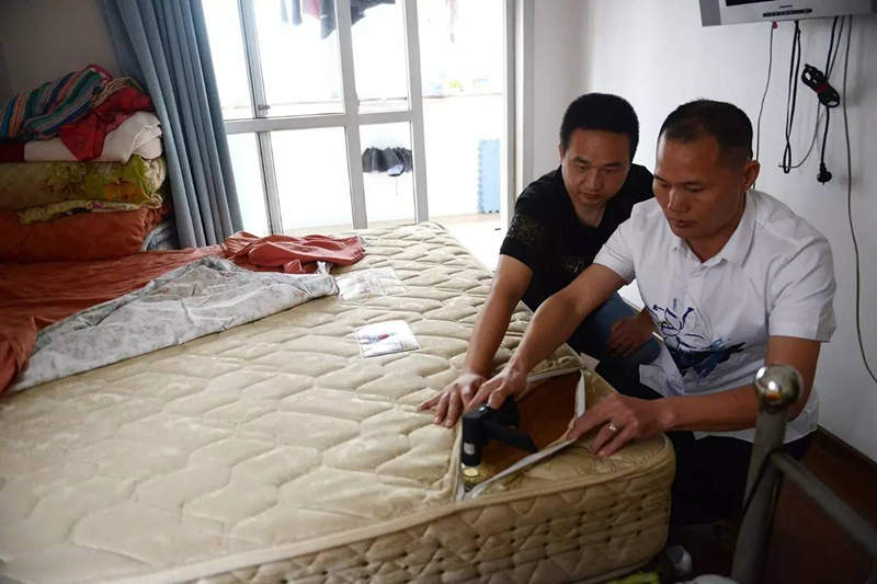 南京美女睡了10年的床墊，掀開后把全家人都嚇傻了……