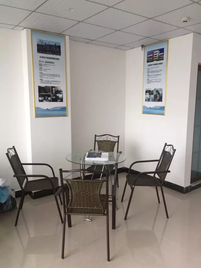 歷經(jīng)近兩個(gè)月的店面籌備工作，創(chuàng)綠家空氣治理惠州服務(wù)中心正式落成，室內(nèi)裝修污染危害社會(huì)，室內(nèi)空氣治理迫在眉睫。創(chuàng)綠家惠州服務(wù)中心將竭誠為您服務(wù)！ 溫總、朱總與公司合照 創(chuàng)綠家空氣治理惠州服務(wù)中心門面 店內(nèi)展示： 祝溫總、朱總開業(yè)生意興隆、財(cái)源廣進(jìn)！